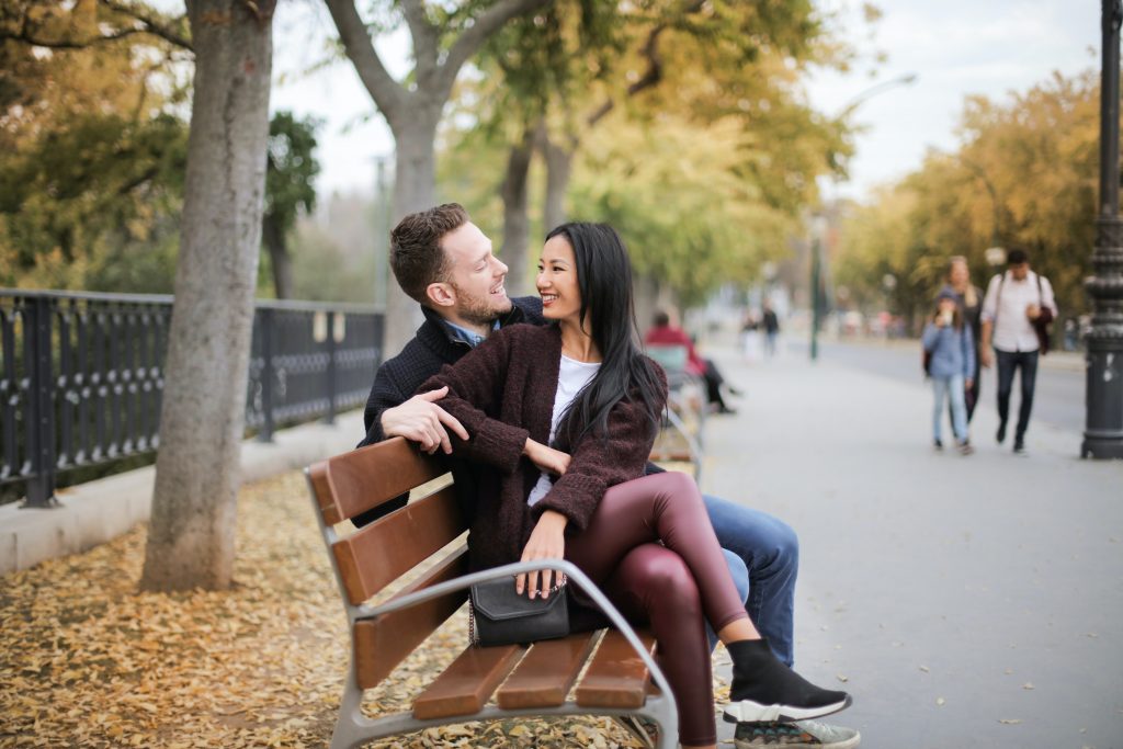 un homme et une femme sont assis sur un banc