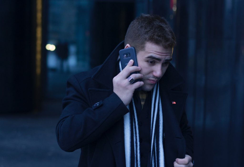 un homme parle au téléphone