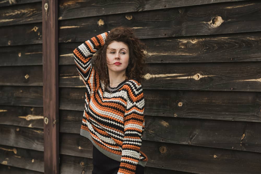 une femme aux cheveux crépus debout