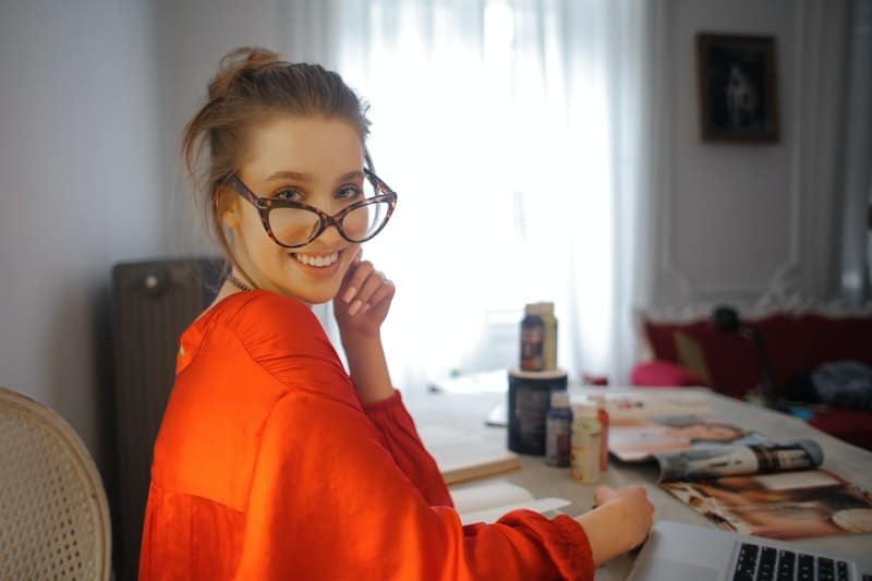 une femme souriante avec des lunettes