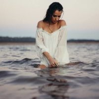 jeune femme dans l'eau