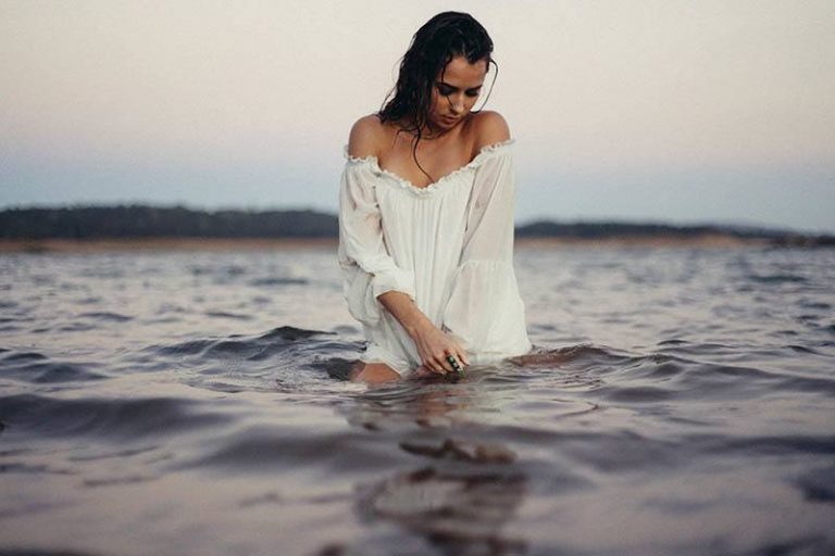 jeune femme dans l'eau