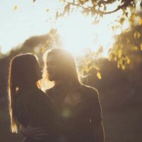 silhouette d'un jeune couple au coucher du soleil