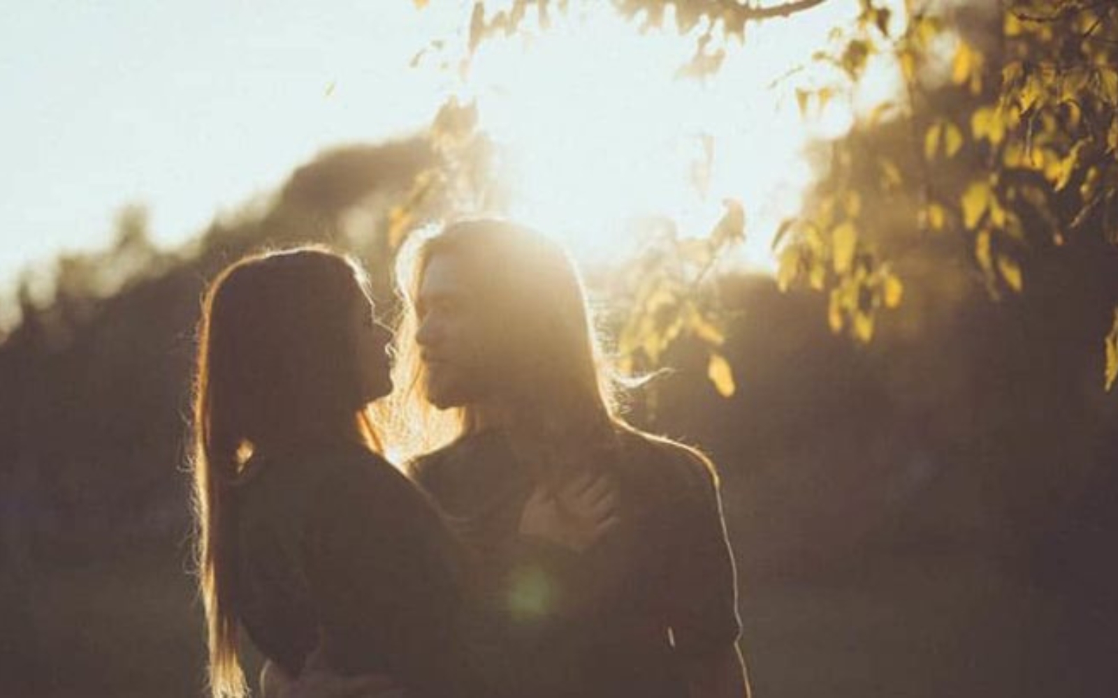 silhouette dun jeune couple au coucher du soleil