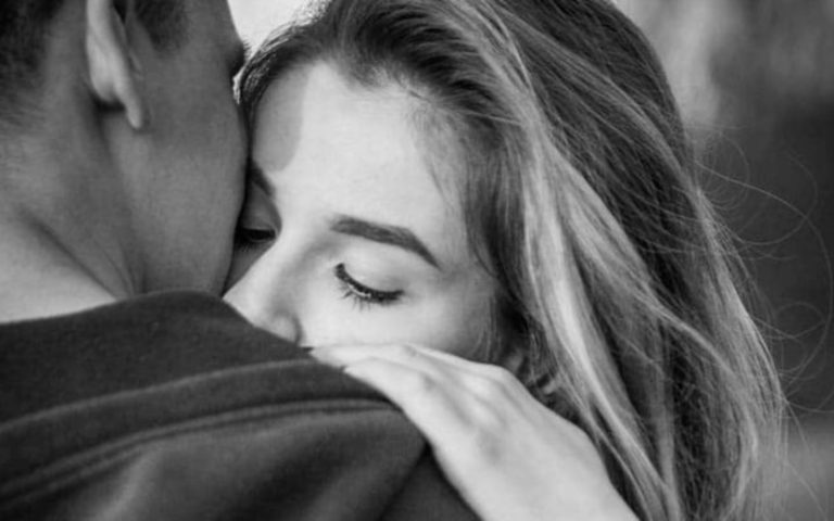 jeune couple, etreindre