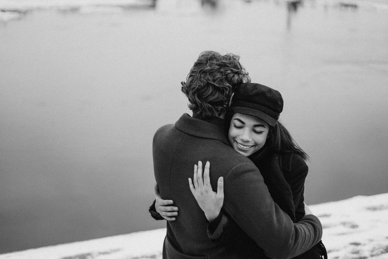 un homme et une femme debout au bord de la mer