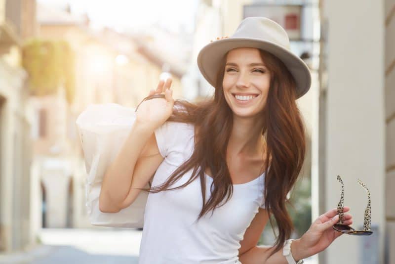 la femme rit avec un chapeau sur la tête