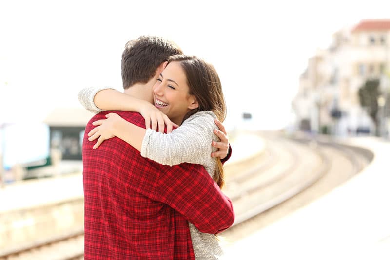 jeune couple, étreindre, dans, soleil