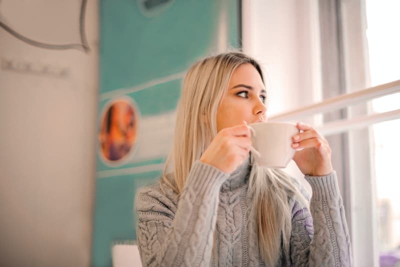 la femme boit du café