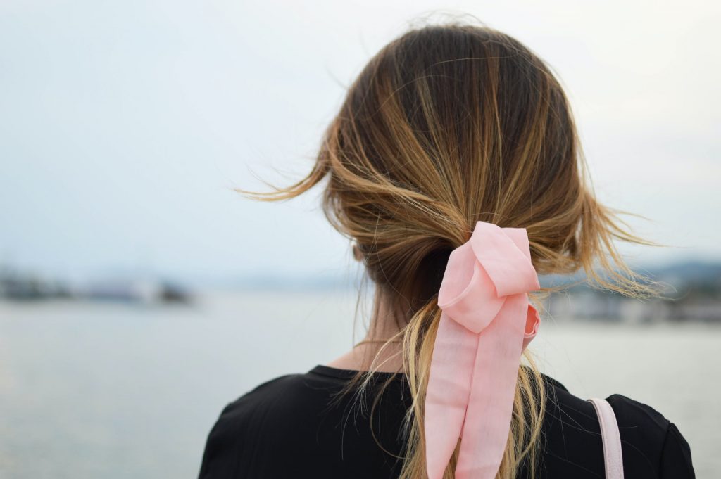la femme se tient le dos tourné