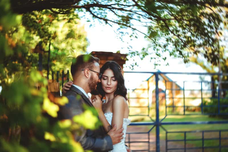 l'homme a étreint la femme