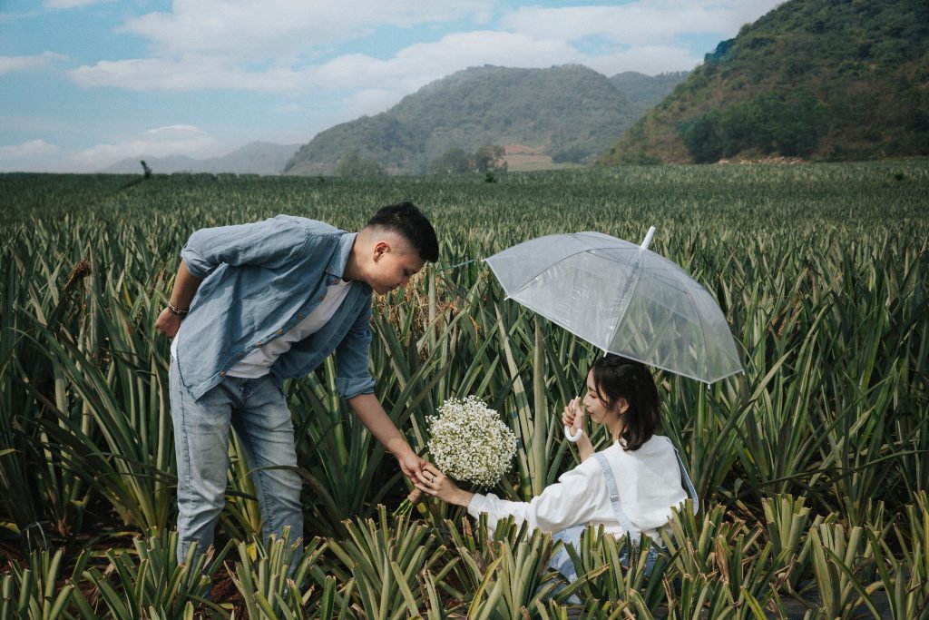 un homme donne un bouquet de fleurs à une femme