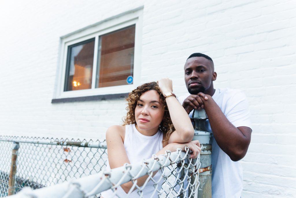 une femme en colère contre un homme avec le dos tourné