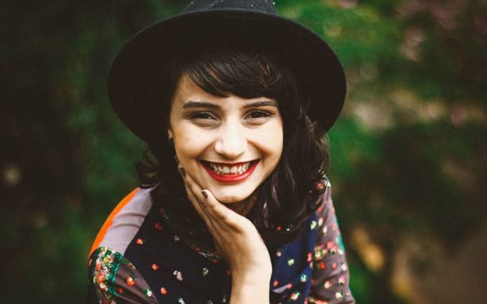 jeune femme au chapeau souriant