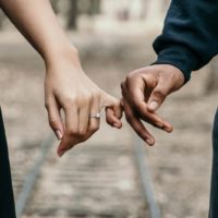 un homme et une femme se tenant la main