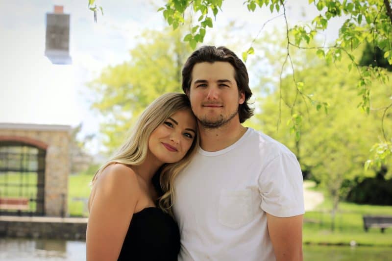 une femme blonde et un homme embrassant