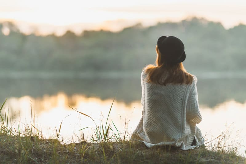 la femme au chapeau est assise