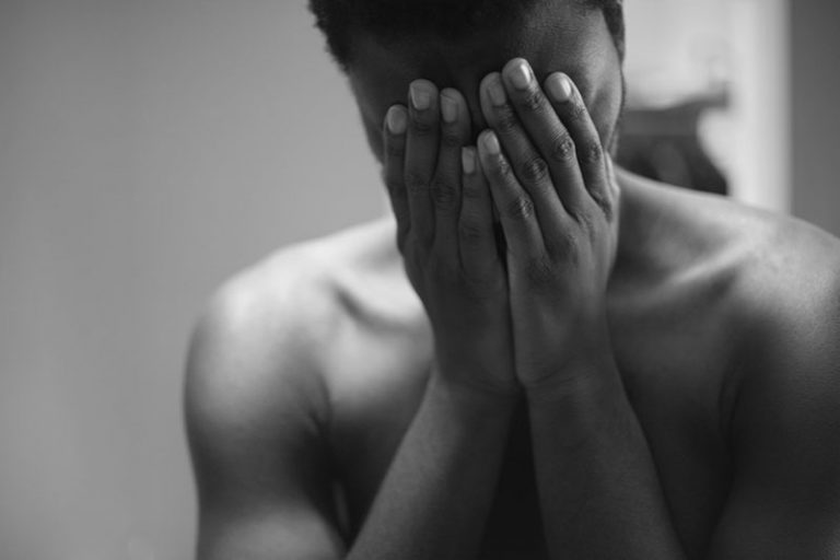 jeune homme triste pleurer