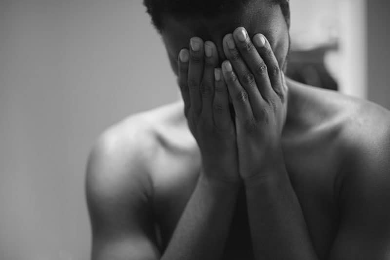 jeune homme triste pleurer