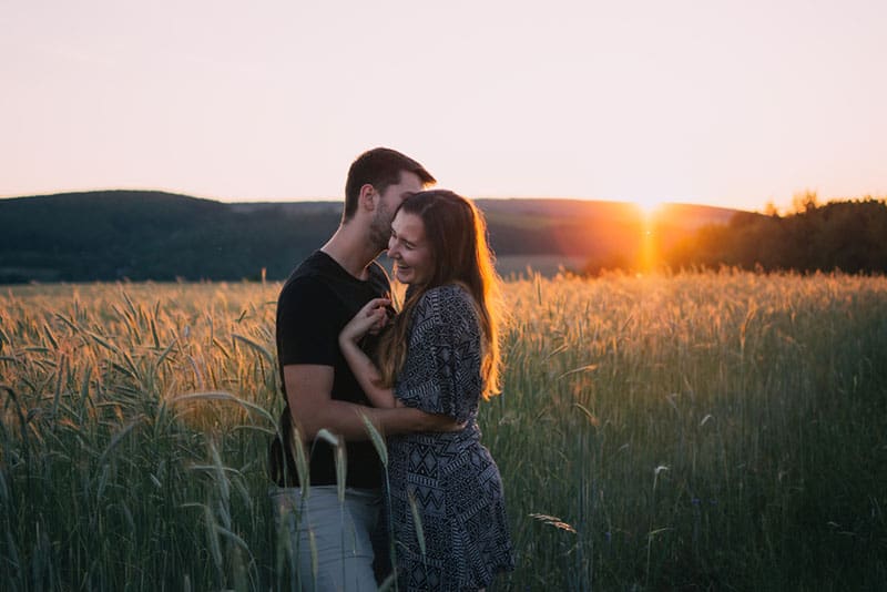 heureux jeune couple appréciant la nature