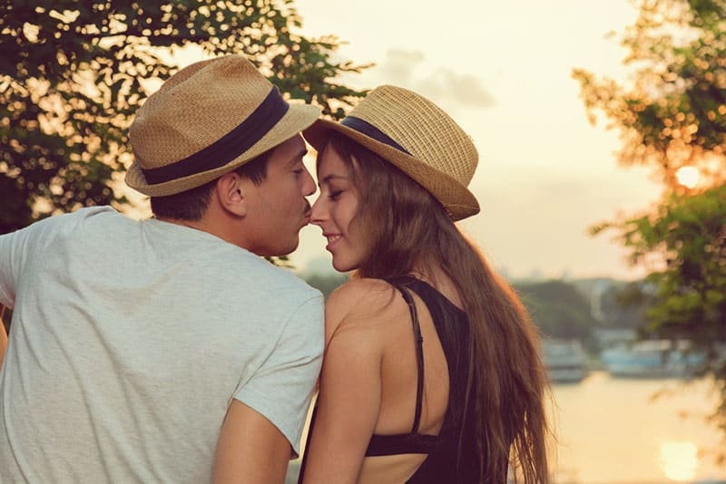heureux, jeune couple, apprécier, coucher soleil