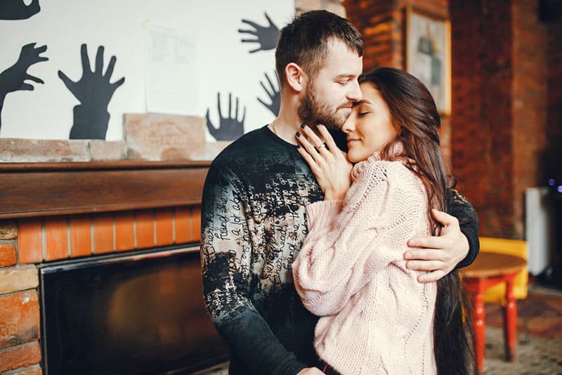 jeune couple, baisers, et, étreindre
