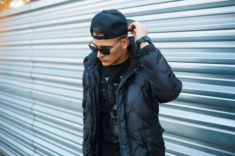jeune homme, à, casquette, sur, rue