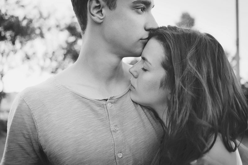 photo noir et blanc d'un couple triste étreignant