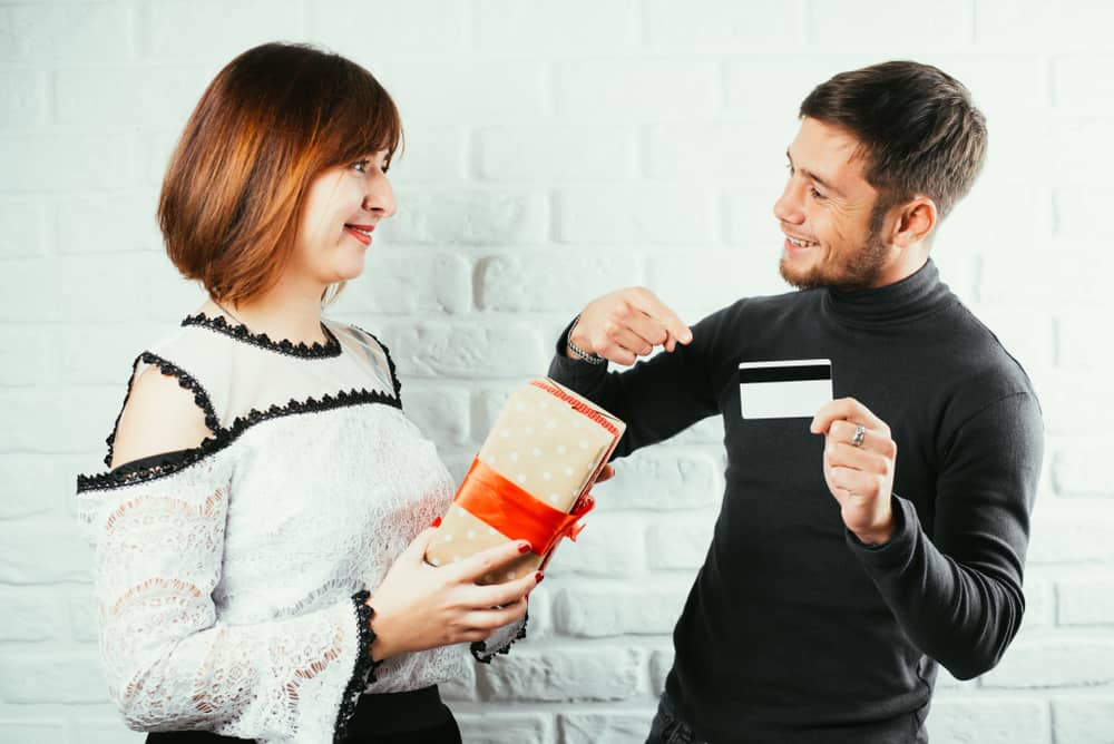 un homme a acheté un cadeau à une femme