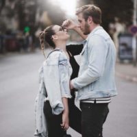 jeune couple, étreindre, dans rue