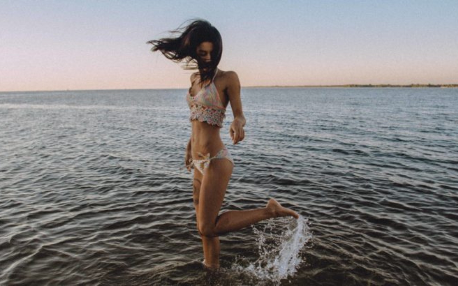 femme marchant dans la mer