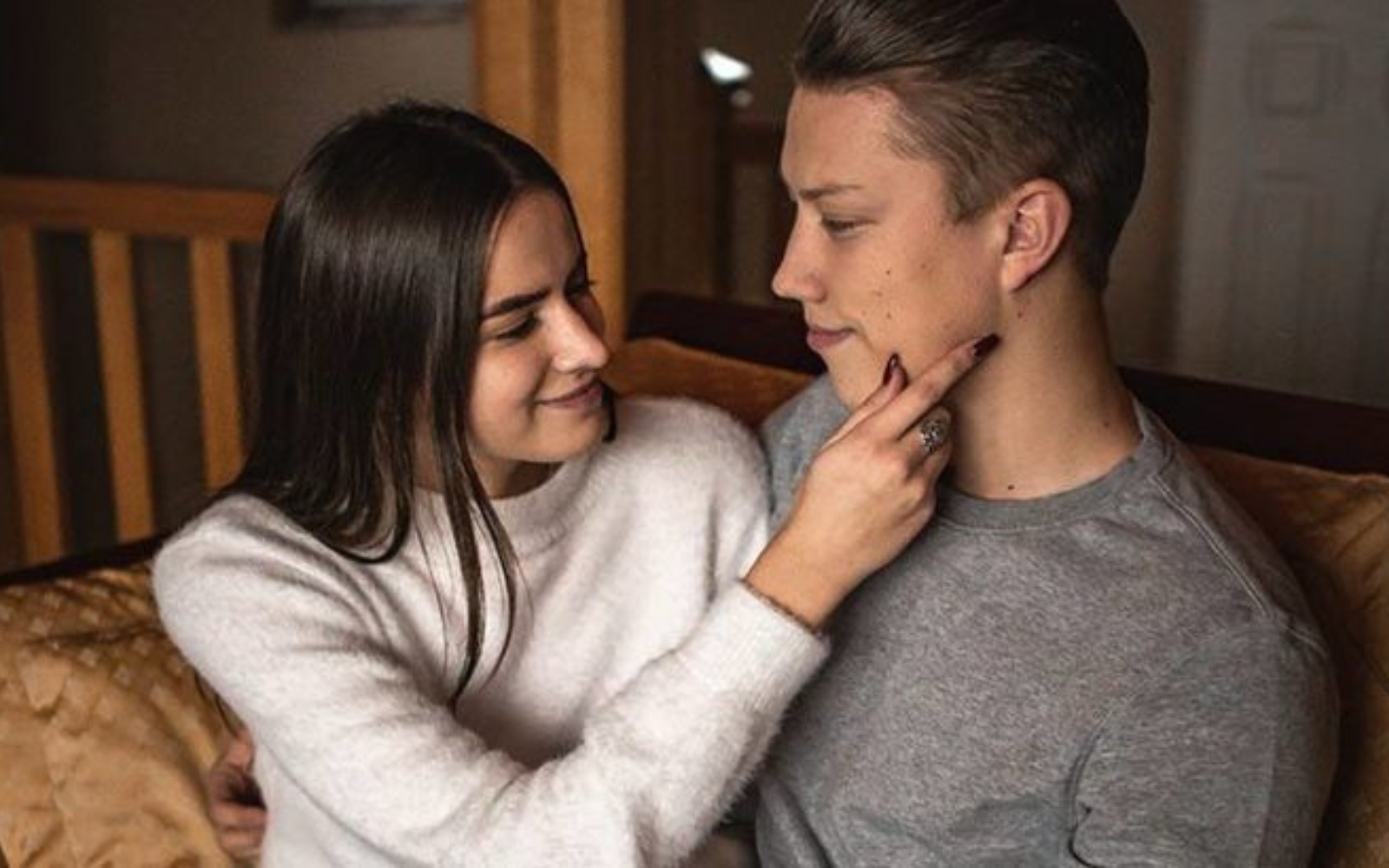 femme touchant la joue de son petit ami