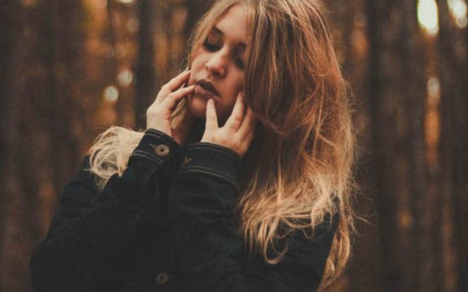 femme touchant son visage