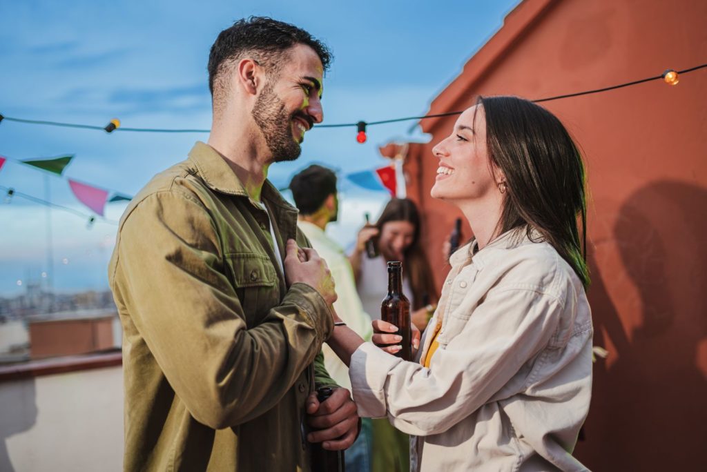 couple d'amoureux souriant parlant à l'extérieur