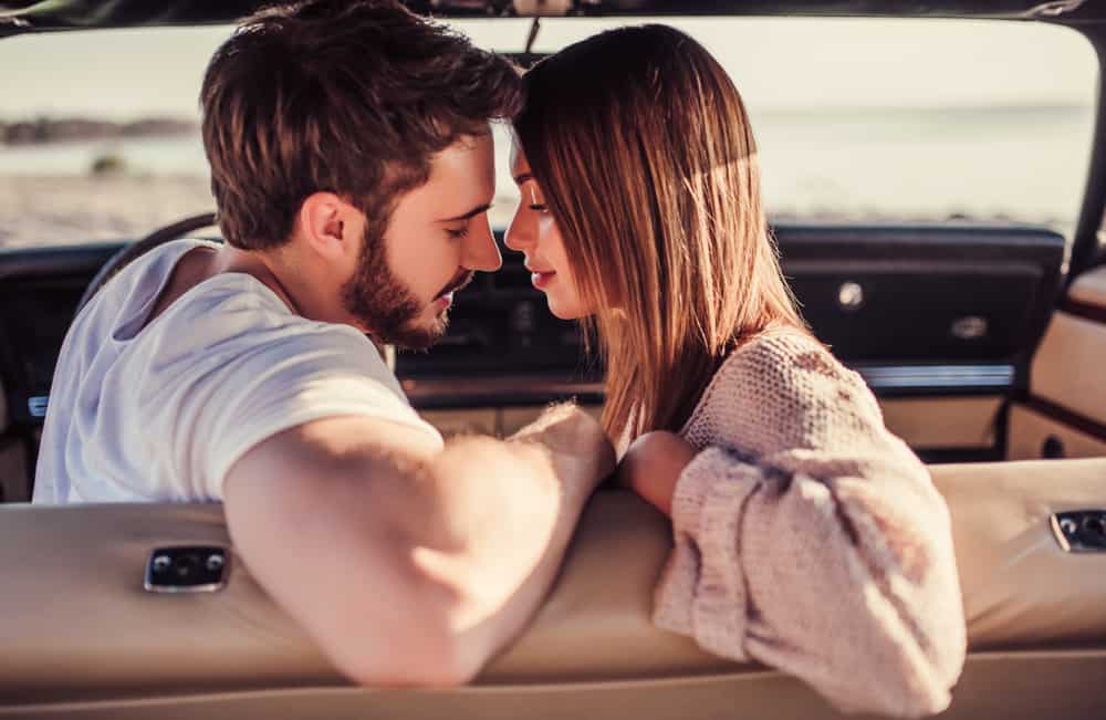 jeune couple, baiser, dans voiture