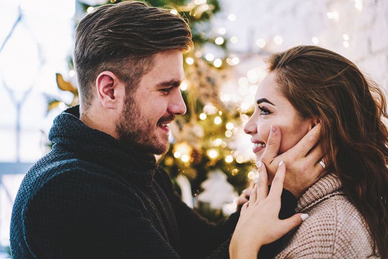 jeune couple, contact visuel, dans, salle de séjour