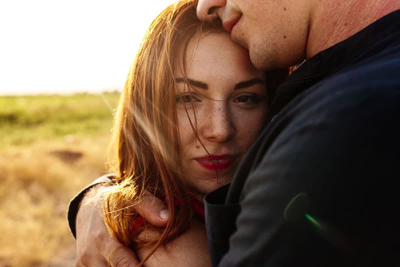 jeune couple câlin au coucher du soleil