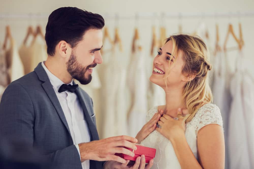 un homme a acheté un cadeau à une femme