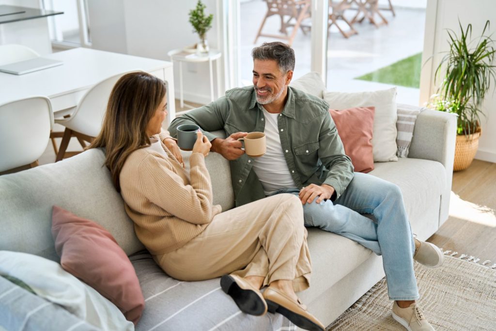 un homme et une femme discutent autour d'un café