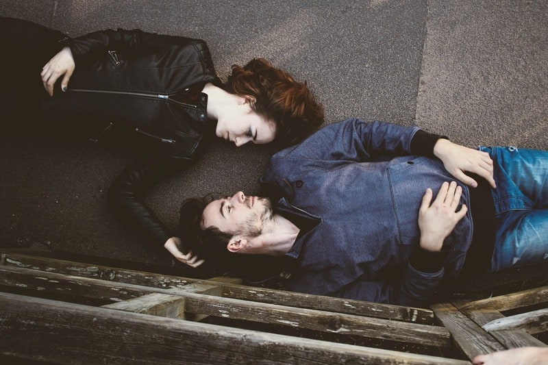 un homme et une femme gisent sur le sol