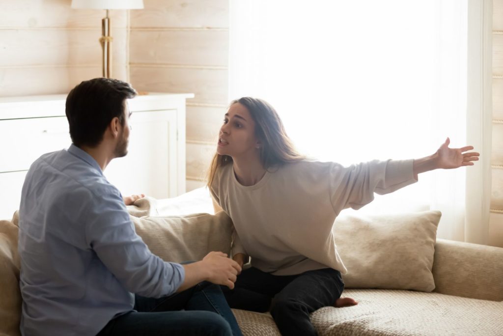 un homme et une femme se disputent