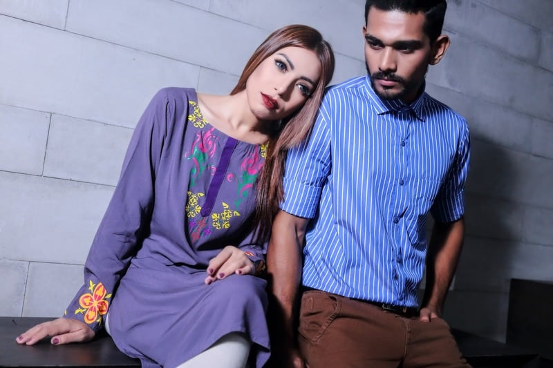 un homme et une femme sérieux sasseoir sur un banc