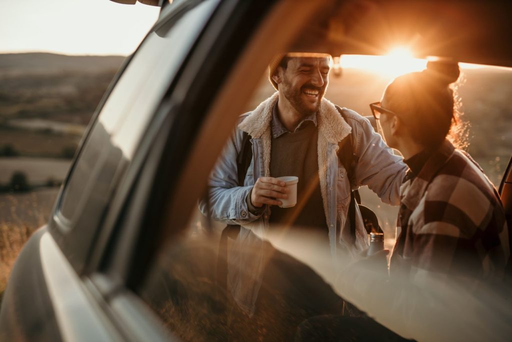 un homme souriant parle à une femme