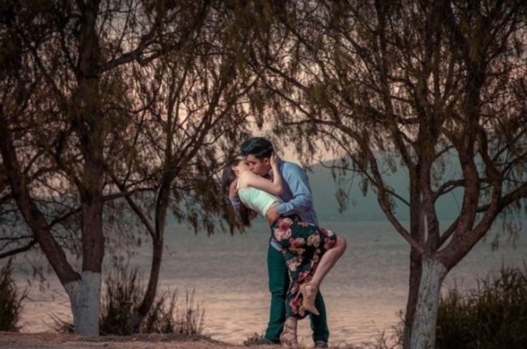 couple sembrassant dans la foret