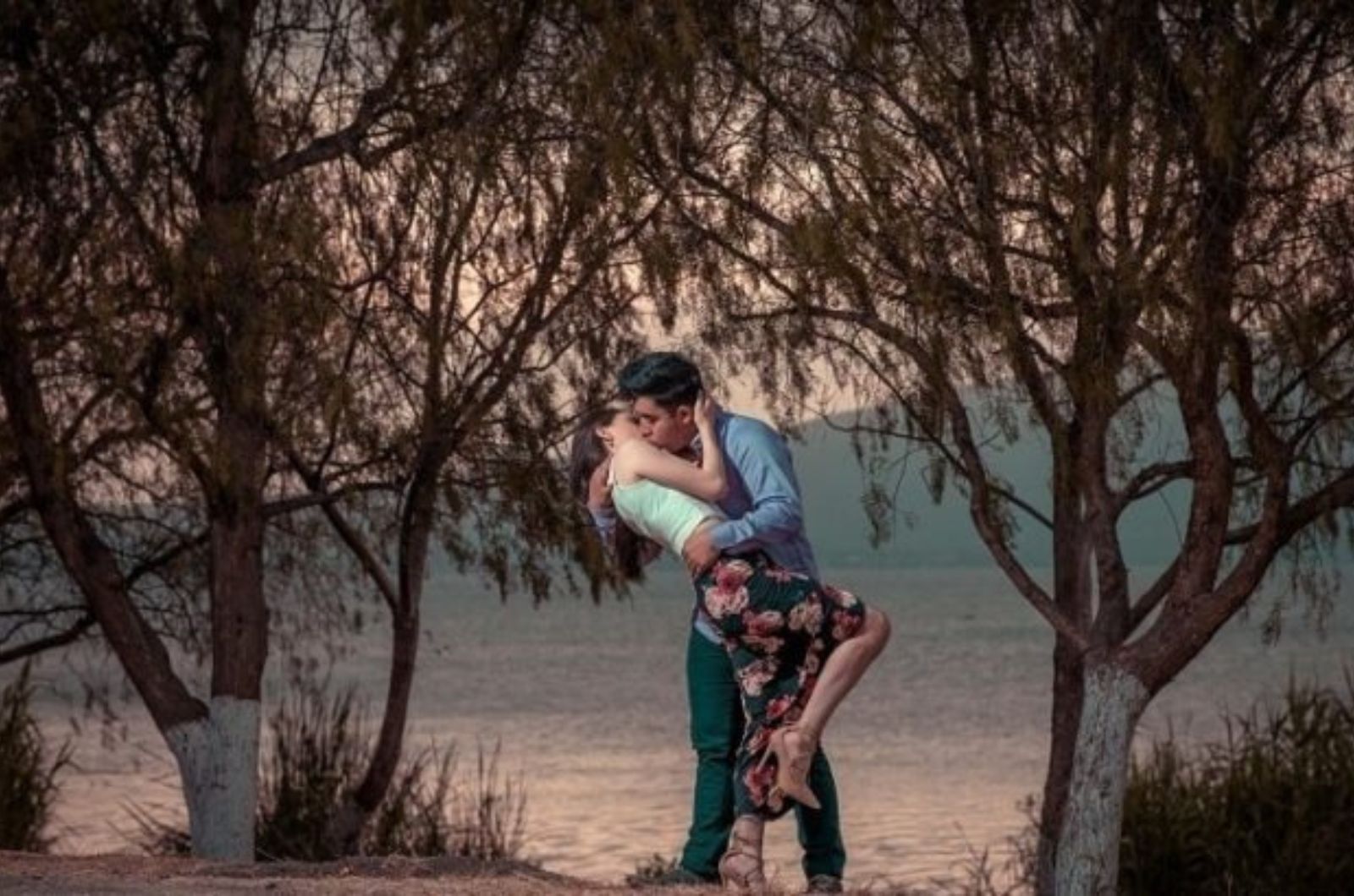 couple sembrassant dans la foret