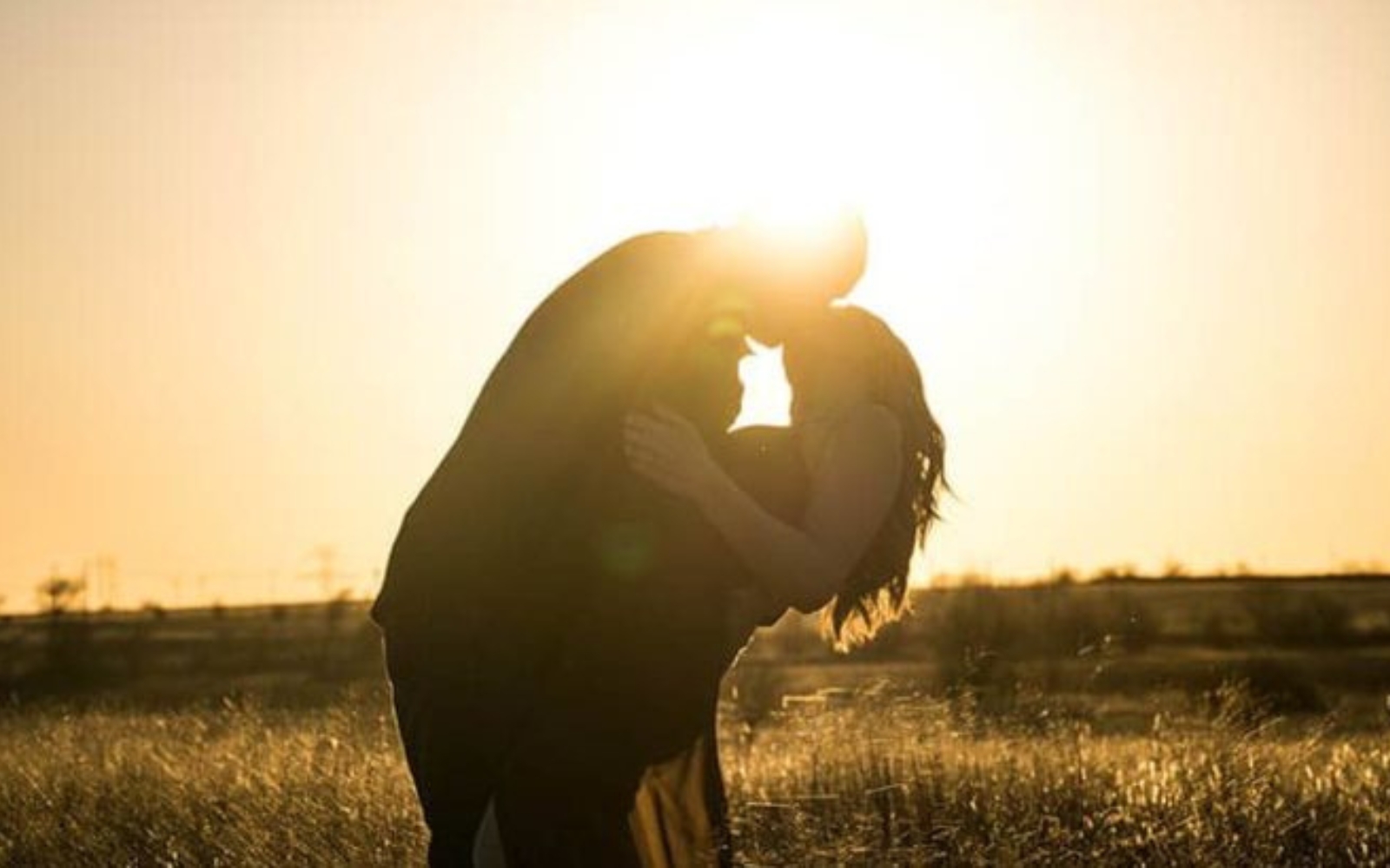 couple sembrassant au soleil