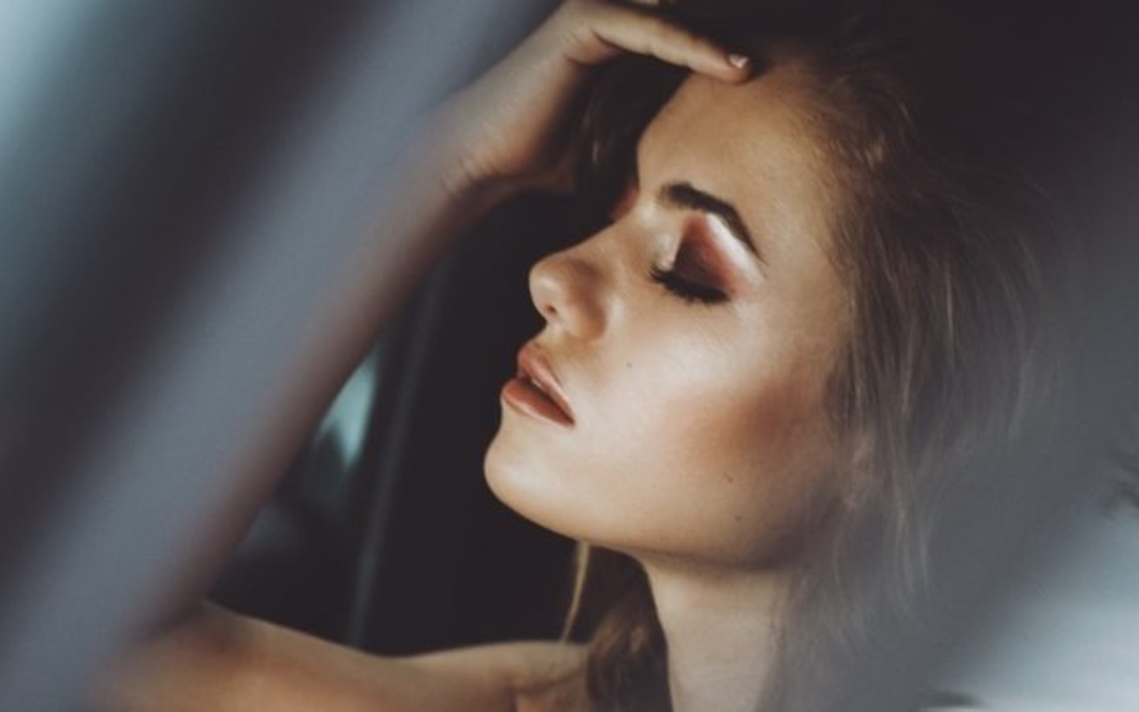 femme avec du maquillage