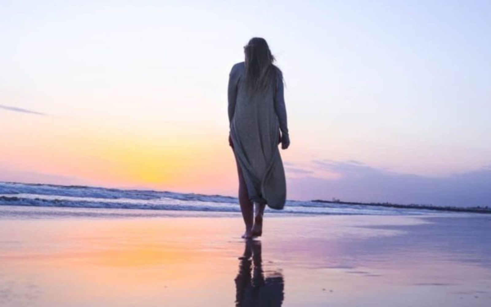 femme marchant sur la plage