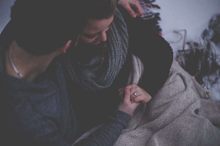 l'homme tient la main de la femme dans ses bras