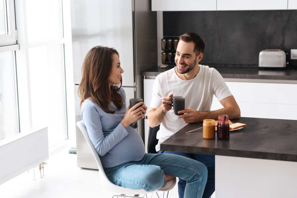 un homme et une femme buvant du café et riant